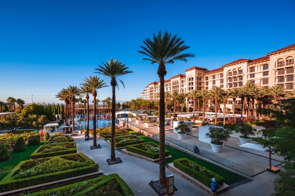 Lush outdoor gardens and pool area at Green Valley Ranch Resort, a luxury Las Vegas wedding venue in Henderson, NV.